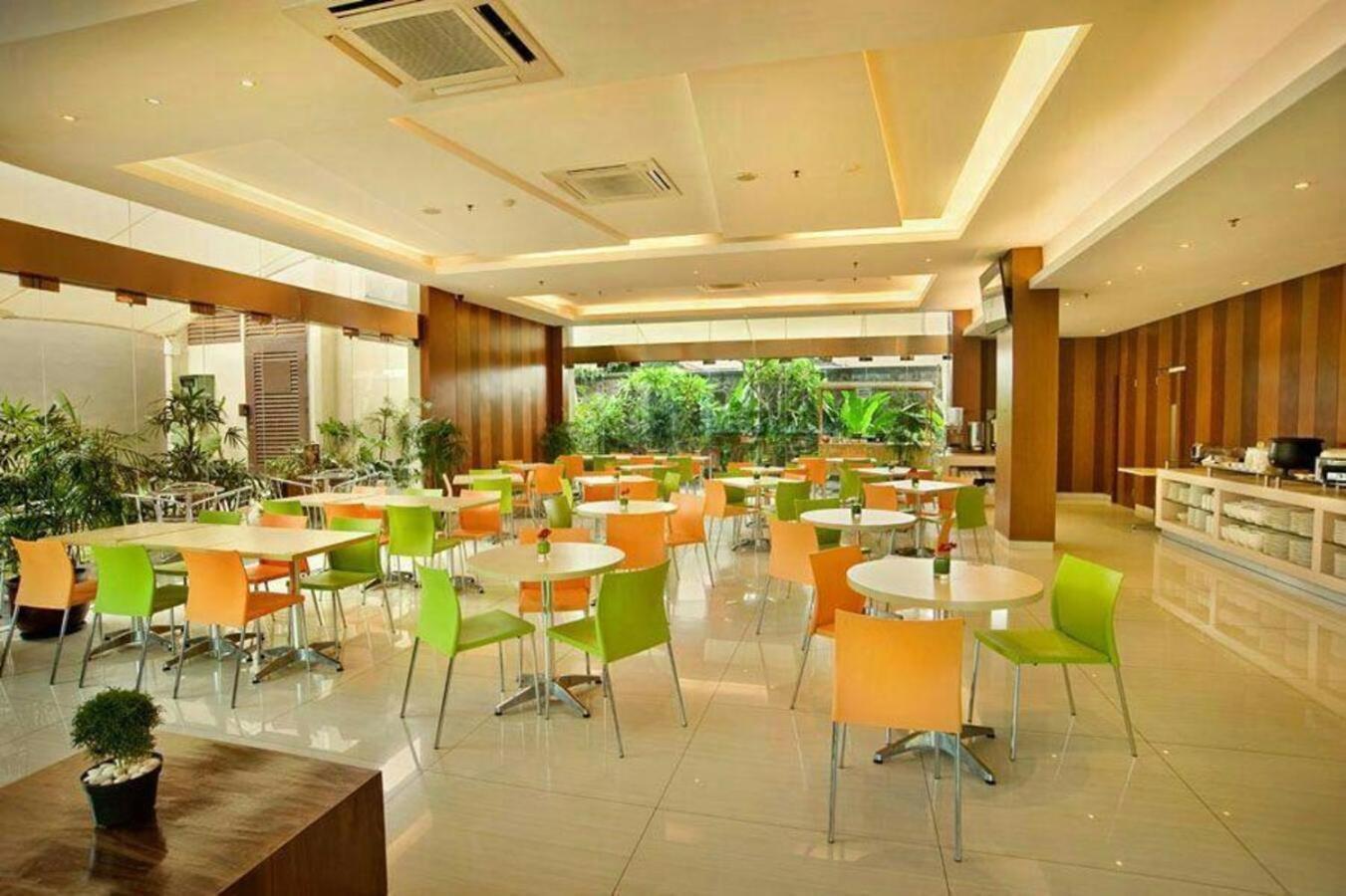 V Hotel Tebet Jakarta Ngoại thất bức ảnh
