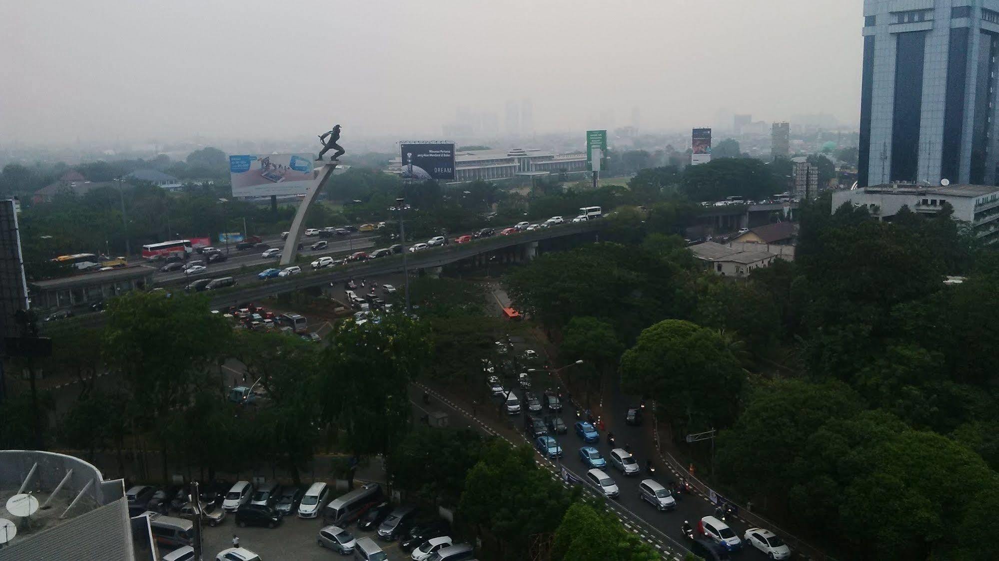 V Hotel Tebet Jakarta Ngoại thất bức ảnh
